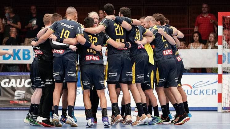 Player of the Rhine Neckar Lions Cheers after the final whistle in the circle, team circle, victory, winner, winner, cheers, cheers, joy, optimistic, highlight, action, action, 25 08 2019, Ludwigshafen am Rhein, handball, Bundesliga, TSG Ludwigshafen Friesenheim The owls Rhine Neckar Lions xozx