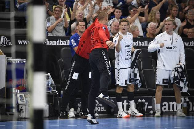 Dario Quenstedt THW Kiel in the circle of his fellow players, all cheering, Liqui Moly Handball Bundesliga, men, 1 matchday, THW Kiel vs. FA Göppingen, 25 08 19 Kiel Sparkassen Arena Schleswig Holstein Germany