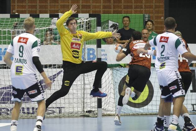 25 08 2019, Swiss Life Hall, Hannover, Ligaspiel, 1 League, TSV Hannover Burgdorf vs. GWD Minden, in the picture Malte Semisch 16, Minden can not defend the ball from Christian Ugalde Garcia 23, Han Burgdorf TSV Hannover Burgdorf vs. GWD Minden