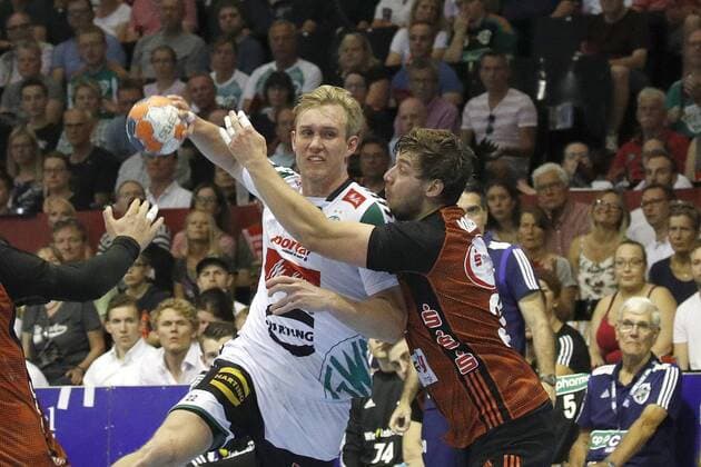 25 08 2019, Swiss Life Hall, Hannover, league game, 1 league, TSV Hannover Burgdorf vs. GWD Minden, in picture Marian Michalczik 22, Minden in duel with Malte Donker 39, Han Burgdorf TSV Hannover Burgdorf vs. GWD Minden