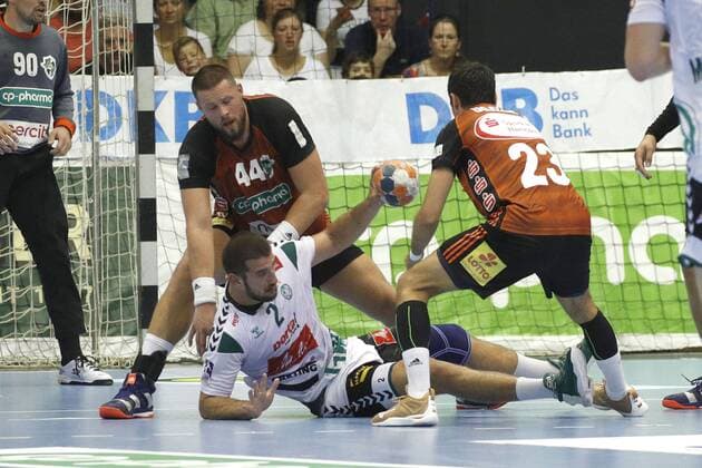25 08 2019, Swiss Life Hall, Hannover, league game, 1 league, TSV Hannover Burgdorf vs. GWD Minden, in picture Ilija Brozovic 44, Han Burgdorf and Christian Ugalde Garcia 23, Han Burgdorf in duel with Lucas Meister 2, Minden TSV Hannover Burgdorf vs. GWD Minden