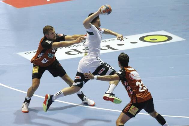 25 08 2019, Swiss Life Hall, Hannover, league game, 1 league, TSV Hannover Burgdorf vs. GWD Minden, in picture Fabian Boehm 20, Han Burgdorf and Christian Ugalde Garcia 23, Han Burgdorf in duel with Savas Savvas 7, Minden TSV Hannover Burgdorf vs. GWD Minden
