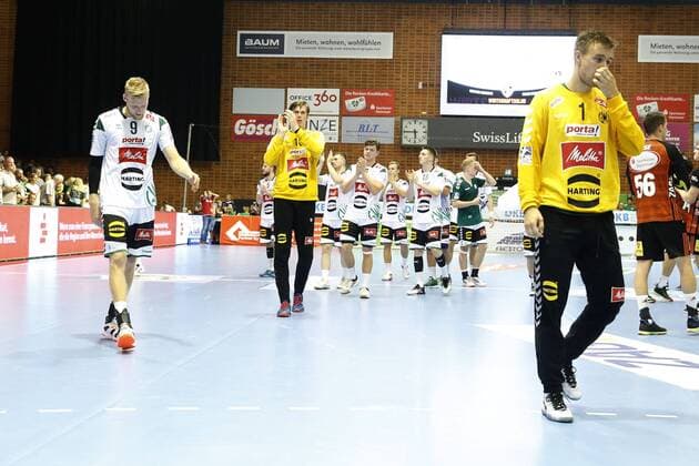 25 08 2019, Swiss Life Hall, Hannover, Ligaspiel, 1 League, TSV Hannover Burgdorf vs GWD Minden, in picture The team of GWD Minden leaves the field TSV Hannover Burgdorf vs GWD Minden disappointed after the defeat
