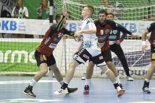 25 08 2019, Swiss Life Hall, Hannover, league game, 1 league, TSV Hannover Burgdorf vs. GWD Minden, in picture Hannes Feise 56, Han Burgdorf and Mait Patrail 9, Han Burgdorf in duel with Christoph Reissky 43, Minden TSV Hannover Burgdorf vs. GWD Minden