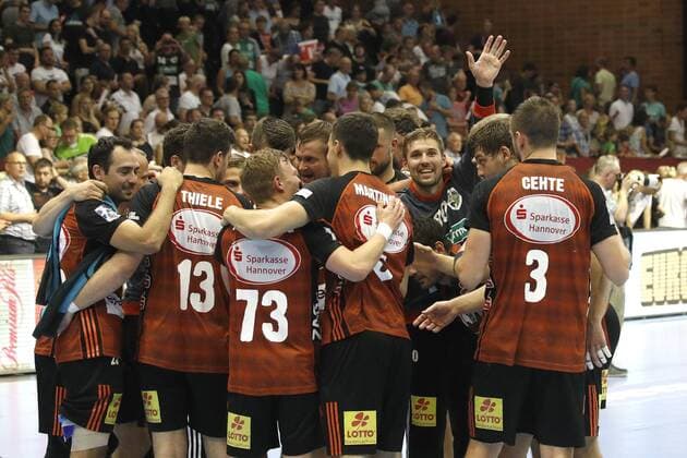 25 08 2019, Swiss Life Hall, Hannover, league game, 1 league, TSV Hannover Burgdorf vs. GWD Minden, in the picture The team of TSV Hannover Burgdorf celebrates the victory against Minden, Urban Lesjak 90, Han Burgdorf waves cheerfully TSV Hannover Burgdorf vs. GWD Minden