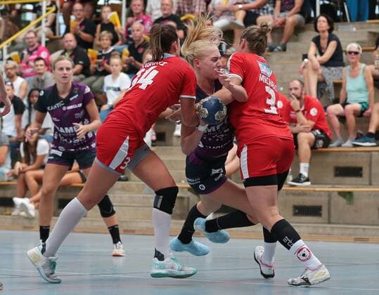 25 08 2019, Germany, Ludwigsburg, Handball Lottocup 2019, Final TuS Metzingen vs Kurpfalz Bears Ketsch v l Elena Fabritz Ketsch , Rebeca Rott TuS , Sina Michels Ketsch