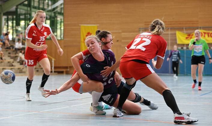 25 08 2019, Germany, Ludwigsburg, Handball Lottocup 2019, Final TuS Metzingen vs Kurpfalz Bears Ketsch v l Elena Fabritz Ketsch , Cara Hartstock TuS , Saskia Fackel Ketsch