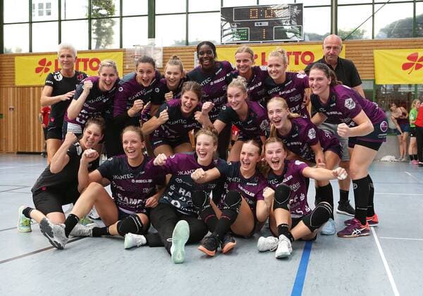 25 08 2019, Germany, Ludwigsburg, Handball Lottocup 2019, Final TuS Metzingen vs Kurpfalz Bears Ketsch Tournament Winner, Team Photo, Cheers, Final Cheers TuS