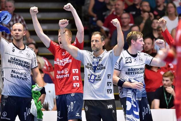 Cheers from Maik Machulla Trainer SG Flensburg Handewitt M , Goran Sogard Johannessen R , Simon Hald Jensen L , GER, MT Melsungen SG Flensburg Handewitt, Handball, 1 Bundesliga Maenner, 25 08 2019, GER, MT Melsungen SG Flensburg Handewitt, Handball, 1 Liga Maenner, 25 08 2019 Kassel Copyright: xEIBNER RolandxSippelx EP_RSL