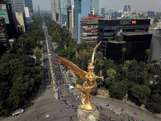 The famous Angel of Independence is seen in the foreground during the Marathon of Mexico City 2019, in Mexico City, Mexico, 25 August 2019. Kenyans Vivian Kiplagat, with a new record, and Duncan Maio, in a slow race, won the Mexico City Marathon on Sunday, which ran with some 25,000 runners at 2,240 meters above sea level. Kenyans Kiplagat and Maio win the Mexico City Marathon !ACHTUNG: NUR REDAKTIONELLE NUTZUNG! Copyright: xMadlaxHartzx AME128 20190825-637023628824037068