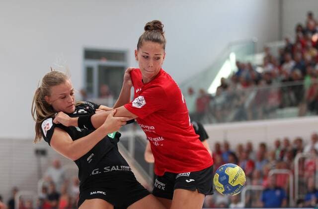 Handball 1 Bundesliga Women, season opening, THC Kopenhageb Haandbold 25 08 2019, Erfurt, Riethsporthalle, Handball 1 Bundesliga Women, season 2019 2020, Thüringer Handballclub, season opening Thüringer HC Kopenhageb Haandbold in picture Emiliy Bölk THC against Debbie Bont Copenhagen