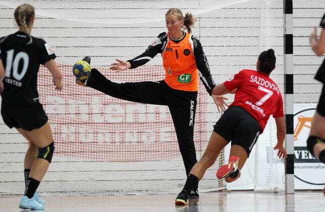 Handball 1 Bundesliga Women, season opening, THC Kopenhageb Haandbold 25 08 2019, Erfurt, Riethsporthalle, Handball 1 Bundesliga Women, season 2019 2020, Thüringer Handballclub, season opening Thüringer HC Kopenhageb Haandbold in picture Jovana Sazdovska THC vs. goalkeeper Johanna Bundsen Kopenhagen