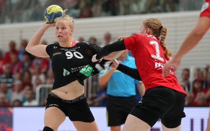 Handball 1 Bundesliga Women, season opening, THC Kopenhageb Haandbold 25 08 2019, Erfurt, Riethsporthalle, Handball 1 Bundesliga Women, season 2019 2020, Thüringer Handballclub, season opening Thüringer HC Kopenhageb Haandbold in picture Maike Schmelzer THC vs. Mia Rej Copenhagen