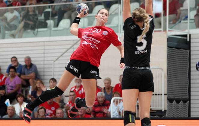 Handball 1 Bundesliga Women, season opening, THC Kopenhageb Haandbold 25 08 2019, Erfurt, Riethsporthalle, Handball 1 Bundesliga Women, season 2019 2020, Thüringer Handballclub, season opening Thüringer HC Kopenhageb Haandbold in picture Emiliy Bölk THC am Ball