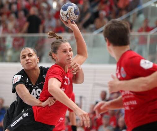 Handball 1 Bundesliga Women, season opening, THC Kopenhageb Haandbold 25 08 2019, Erfurt, Riethsporthalle, Handball 1 Bundesliga Women, season 2019 2020, Thüringer Handballclub, season opening Thüringer HC Kopenhageb Haandbold in picture Alicia Stolle THC vs. Aimee of Pereira Copenhagen