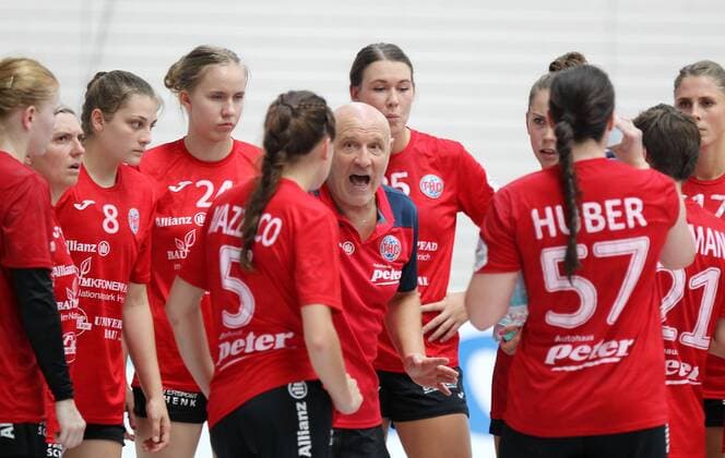 Handball 1 Bundesliga women, season opening, THC Kopenhageb Haandbold 25 08 2019, Erfurt, Riethsporthalle, Handball 1 Bundesliga women, season 2019 2020, Thüringer Handballclub, season opening Thüringer HC Kopenhageb Haandbold in the picture coach Herbert Müller THC gives instructions to his team