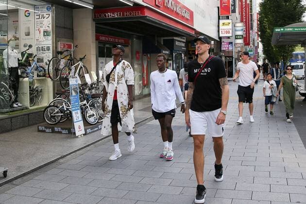 The players stroll through the streets of Tokyo, Isaac Bonga 0 Germany, Washington Wizards, NBA , Dennis Schroeder 17 Germany, Oklahoma City Thunder, NBA , Daniel Theis 10 Germany, Boston Celtics, NBA , Robin Benzing 12 Germany, Captains, Basket Zaragoza , Sightseeing Tour of the German Basketball National Team in Tokyo, Basketball, FIBA World Cup 2019, 25 08 2019 Tokyo Tokyo Japan Copyright: xkolbert-press MatthiasxStickelx