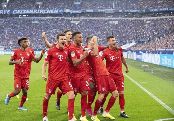 Cheers M for Robert LEWANDOWSKI M after his goal to 0 2, v l Kingsley COMAN M , Benjamin PAVARD M , Niklas SUELE Süle, M , Corentin TOLISSO M , Robert LEWANDOWSKI M , Lucas HERNANDEZ M , Bundesliga, 2 Matchday, FC Schalke 04 GE FC Bayern Muenchen M 0 3, on 24 08 2019 in Gelsenkirchen Germany Â