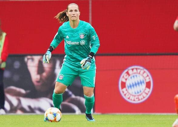 Laura BENKARTH, FCB Women 1 drives, controls the ball, action, full-size, Single action, einzelaktion, with ball, full body, whole figure, cutout, single shots, ball treatment, pick-up, header, cut out, Freisteller einzelaktion, FC BAYERN MUNICH - 1. FFC FRANKFURT 3-0 Women 1.German Soccer League , Munich, August 23, 2019 Season 2019 2020, matchday 02, FCB, München