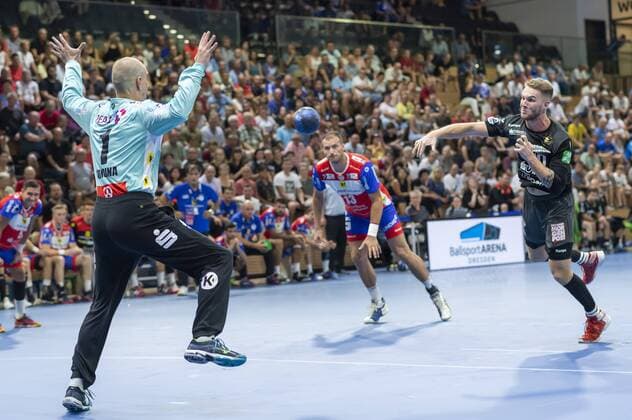 25 8 2019, Dresdens Nils Kretschmer successful in penalty throw against Eisenachs Blaz Voncina, Handball, 2 Bundesliga, HC Elbflorenz Dresden ThSV Eisenach 28 26, c MR