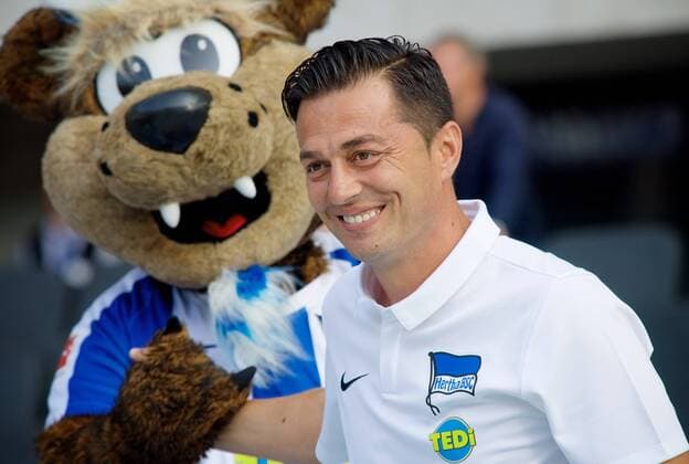 Football DFL 1 Bundesliga Berlin 25 08 2019 2 Matchday Olympic Stadium Berlin Hertha BSC geg VfL Wolfsburg 0 3 Ante COVIC Head Coach Hertha BSC is greeted by mascot HERTHOHO