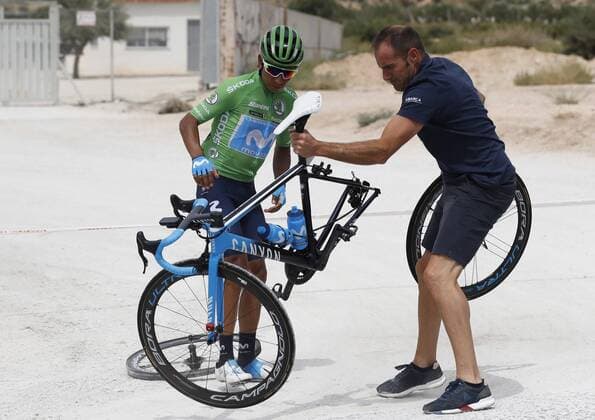 Colombian cyclist Nairo Quintana (C), of Movistar team, is helped by a teammate to change a wheel for a puncture during the third stage of Vuelta a Espana cycling race between the towns of Ibi and Alicante, eastern Spain, 26 August 2019. The stage covers 188 km. Third stage of Vuelta a Espana cycling race !ACHTUNG: NUR REDAKTIONELLE NUTZUNG!  Copyright: xJavierxLizonx GRAF1280 20190826-637024261020967004