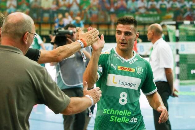 DHfK Fuechse Berlin Handball Leipzig, 25 08 2019, Arena Leipzig, Handball, Liqui Moly Handball Bundesliga, 1 matchday , SC DHfK Füchse Berlin 24 23 10 14 , In the picture Lucas Krzikalla 8, Leipzig thanks the fans ,