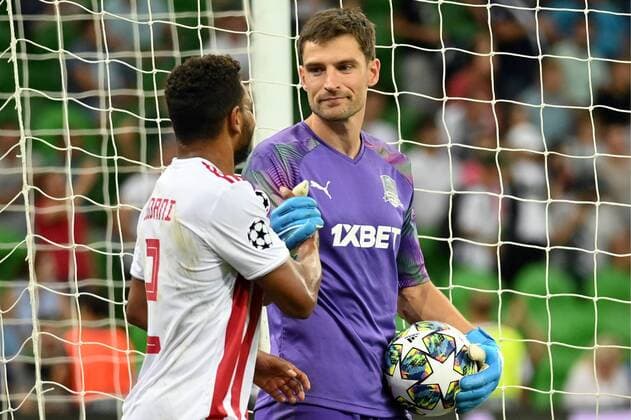KRASNODAR, RUSSIA - AUGUST 27, 2019: Olympiacos FC s Hilal Soudani (L) and FC Krasnodar s goalkeeper Stanislav Kritsyuk in the senond leg of the 2019-20 UEFA Champions League play-off football match between FC Krasnodar and Olympiacos FC at Krasnodar Stadium; Olympiacos FC won 2-1. Maxim Romanov TASS  TS0B8368