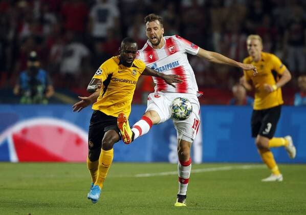 (190828) -- BELGRADE, Aug. 28, 2019 -- Crvena Zvezda s Nemanja Milunovic (R) vies with Young Boys Nicolas Moumi Ngamaleu during the 2nd leg football match between Crvena Zvezda and Young Boys at the UEFA Champions League play-offs, in Belgrade, Serbia on Aug. 27, 2019. (Photo by Xinhua) (SP)SERBIA-BELGRADE-SOCCER-CRVENA ZVEZDA VS YOUNG BOYS PredragxMilosavljevic 