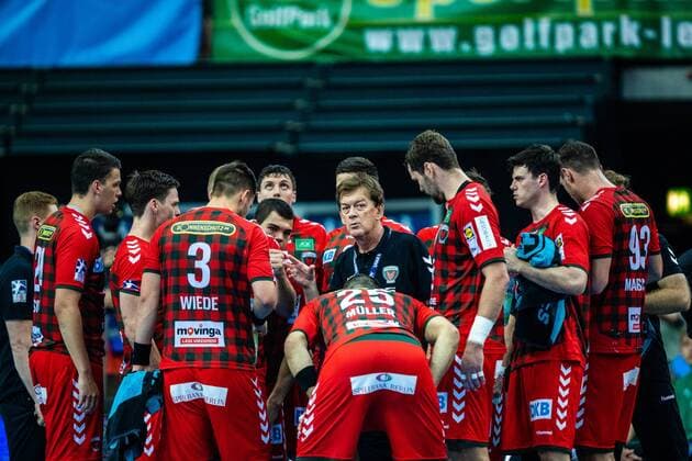Coach Velimir Petkovic Fuechse Berlin with team in time-out during the season 2019 2010 in the 1 Handball Bundesliga Men between SC DHfK Leipzig and Füchse Berlin in the Arena Leipzig on 25 August 2019 in Leipzig, Saxony, Germany