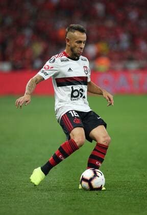 Internacional X Flamengo PORTO ALEGRE, RS - 28.08.2019: INTERNACIONAL X FLAMENGO - Rafinha disputes bid during Internacional X Falamento. Match valid for the semi-finals of Conmbol Libertadores 2019. Match held at Beira Rio Stadium on Wednesday night (28) in Porto Alegre, RS, Brazil. (Photo: Raul Pereira Fotoarena) x1786241x  RaulxPereira