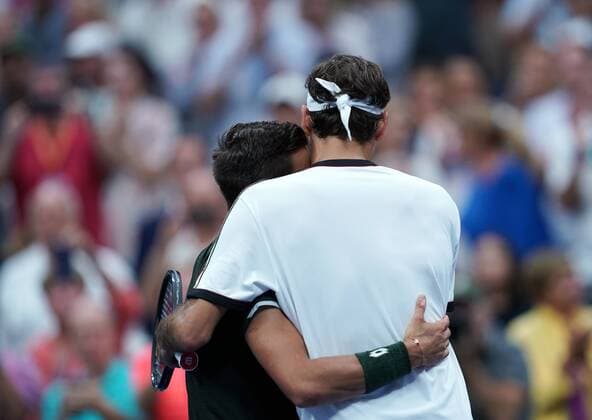 Sport Bilder des Tages (190829) -- NEW YORK, Aug. 29, 2019 -- Roger Federer (R) of Switzerland hugs Damir Dzumhur of Bosnia and Herzegovina after the men s singles 2nd round match between Roger Federer of Switzerland and Damir Dzumhur of Bosnia and Herzegovina at the 2019 US Open in New York, the United States, Aug. 28, 2019. ) (SP)U.S.-NEW YORK-TENNIS-US OPEN-MEN S SINGLES LiuxJie 