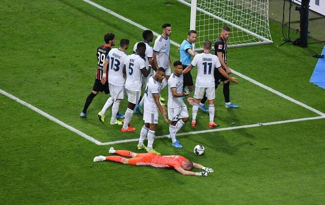 Bilder des Jahres 2019, Sport 08 August Sport Bilder des Tages 29.08.2019, xmhx, Fussball UEFA Europa League Quali, Eintracht Frankfurt - Racing Strassburg emspor, v.l. rote Karte für Ante Rebic (Eintracht Frankfurt), Makoto Hasebe (Eintracht Frankfurt) beschwert sich, gelbe Karte für Makoto Hasebe (Eintracht Frankfurt), Matz Sels (RC Racing Club Strassburg Strasbourg Alsace) (DFL DFB REGULATIONS PROHIBIT ANY USE OF PHOTOGRAPHS as IMAGE SEQUENCES and or QUASI-VIDEO) Frankfurt am Main *** 29 08 2019, xmhx, football UEFA Europa League Quali, Eintracht Frankfurt Racing Strassburg emspor, v l red card for Ante Rebic Eintracht Frankfurt , Makoto Hasebe Eintracht Frankfurt complains, yellow card for Makoto Hasebe Eintracht Frankfurt , Matz Sels RC Racing Club Strassburg Strasbourg Alsace DFL DFB REGULATIONS PROHIBIT ANY USE OF PHOTOGRAPHS as IMAGE SEQUENCES and or QUASI VIDEO Frankfurt am Main