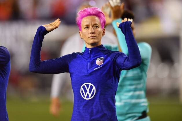 Fußball, Damen Länderspiel, USA - Portugal PHILADELPHIA, PA - AUGUST 29: US Forward Megan Rapinoe (15) gestures to the crowd while walking the field after the game between Portugal and The United States on August 29, 2019 at Lincoln Financial Field in Philadelphia, PA. (Photo by Kyle Ross Icon Sportswire) SOCCER: AUG 29 Women s - Portugal v USA Icon19082923