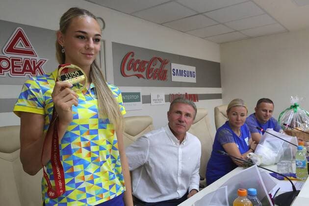 Two-time world judo champion Daria Bilodid, 18, shows her gold medal which she won during the World Judo Championships in Tokyo at a news conference attended by Ukrainian National Olympic Committee President Serhiy Bubka and her mother Svitlana Kuznetsova (L to R), Kyiv, capital of Ukraine, August 29, 2019. Ukrinform. Two-time world judo champion Daria Bilodid gives news conference in Kyiv  Copyright: xPavlo_Bagmutx