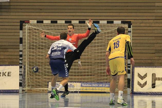 2 Bundesliga Handball VfL Luebeck Schwartau VfL Gummersbach 30 08 2019, Hansehalle Luebeck, GER, VfL Luebeck Schwartau VfL Gummersbach in picture shows Janik Schrader VfL Luebeck Schwartau scores one sevenmeter against goalkeeper Filip Ivic VfL Gummersbach nordphotox xTauchnitz nph00059