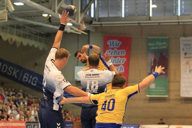 2 Bundesliga Handball VfL Luebeck Schwartau VfL Gummersbach 30 08 2019, Hansehalle Luebeck, GER, VfL Luebeck Schwartau VfL Gummersbach in photo picture shows Janko Bozovic VfL Gummersbach in jump shot over Fynn Ranke VfL Luebeck Schwartau and Martin Waschul VfL Luebeck Schwartau nordphotox xTauchnitz nph00059