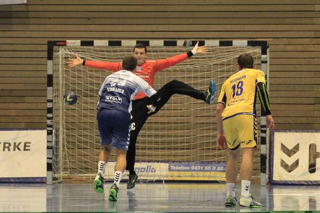 2 Bundesliga Handball VfL Luebeck Schwartau VfL Gummersbach 30 08 2019, Hansehalle Luebeck, GER, VfL Luebeck Schwartau VfL Gummersbach in picture shows Janik Schrader VfL Luebeck Schwartau scores one sevenmeter against goalkeeper Filip Ivic VfL Gummersbach nordphotox xTauchnitz nph00059