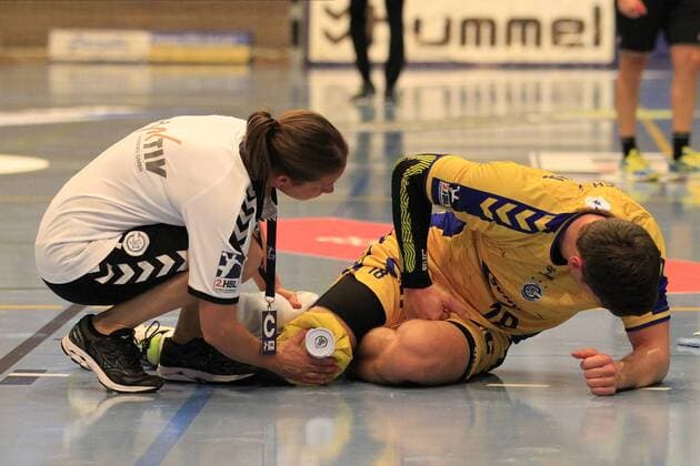 2 Bundesliga Handball VfL Luebeck Schwartau VfL Gummersbach 30 08 2019, Hansehalle Luebeck, GER, VfL Luebeck Schwartau VfL Gummersbach in picture picture shows injured injury pain Alexander Hermann VfL Gummersbach is lying on the ground and is being treated nordphotox xTauchnitz nph00059