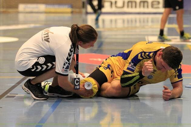 2 Bundesliga Handball VfL Luebeck Schwartau VfL Gummersbach 30 08 2019, Hansehalle Luebeck, GER, VfL Luebeck Schwartau VfL Gummersbach in picture picture shows injured injury pain Alexander Hermann VfL Gummersbach is lying on the ground and is being treated nordphotox xTauchnitz nph00059