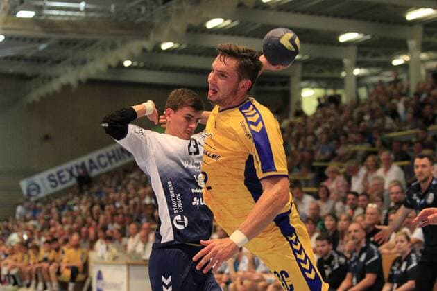 2 Bundesliga Handball VfL Luebeck Schwartau VfL Gummersbach 30 08 2019, Hansehalle Luebeck, GER, VfL Luebeck Schwartau VfL Gummersbach in photo picture shows Fynn Herzig VfL Gummersbach wins against Janik Schrader VfL Luebeck Schwartau nordphotox xTauchnitz nph00059