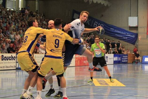 2 Bundesliga Handball VfL Luebeck Schwartau VfL Gummersbach 30 08 2019, Hansehalle Luebeck, GER, VfL Luebeck Schwartau VfL Gummersbach in picture shows Jasper Bruhn VfL Luebeck Schwartau prevails against Alexander Hermann VfL Gummersbach and Tin Kontrec VfL Gummersbach nordphotox xTauchnitz nph00059