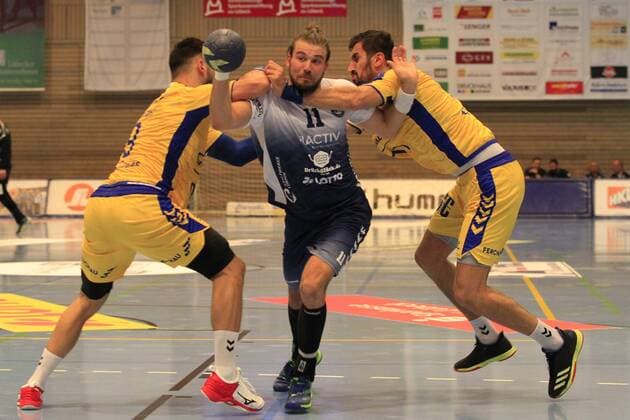 2 Bundesliga Handball VfL Luebeck Schwartau VfL Gummersbach 30 08 2019, Hansehalle Luebeck, GER, VfL Luebeck Schwartau VfL Gummersbach in picture shows Tin Kontrec VfL Gummersbach and Janko Bozovic VfL Gummersbach try to stop Markus Hansen VfL Luebeck Schwartau nordphotox xTauchnitz nph00059
