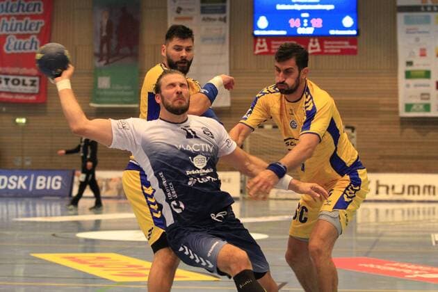 2 Bundesliga Handball VfL Luebeck Schwartau VfL Gummersbach 30 08 2019, Hansehalle Luebeck, GER, VfL Luebeck Schwartau VfL Gummersbach in picture shows Tin Kontrec VfL Gummersbach and Janko Bozovic VfL Gummersbach try to stop Markus Hansen VfL Luebeck Schwartau nordphotox xTauchnitz nph00059