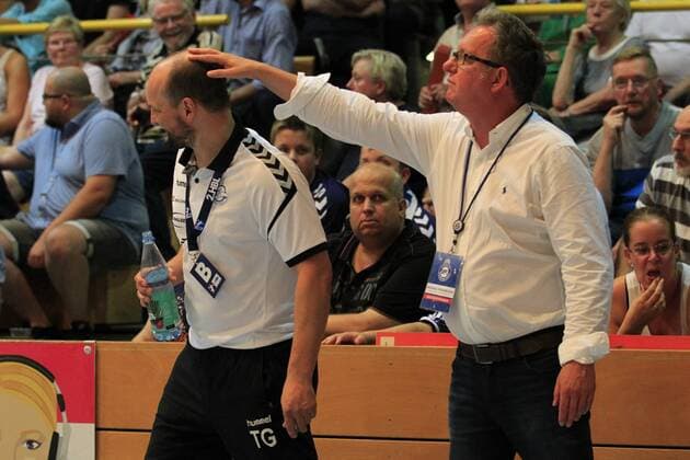 2 Bundesliga Handball VfL Luebeck Schwartau VfL Gummersbach 30 08 2019, Hansehalle Luebeck, GER, VfL Luebeck Schwartau VfL Gummersbach in picture shows coach Torge Greve VfL Gummersbach consolation from VfL Luebeck Schwartau managing director Michael Friedrichs nordphotox xTauchnitz nph00059