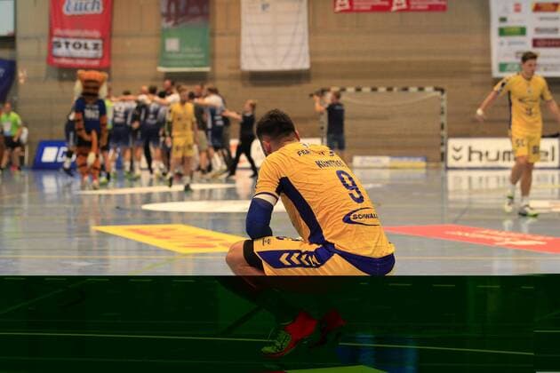 2 Bundesliga Handball VfL Luebeck Schwartau VfL Gummersbach 30 08 2019, Hansehalle Luebeck, GER, VfL Luebeck Schwartau VfL Gummersbach in the picture picture shows Tin Kontrec VfL Gummersbach is disappointed, the team of VfL Luebeck Schwartau cheers disappointed nordphotox xTauchnitz nph00059