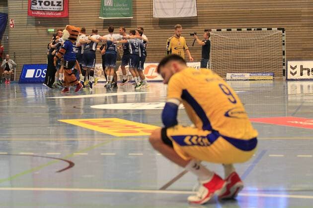 2 Bundesliga Handball VfL Luebeck Schwartau VfL Gummersbach 30 08 2019, Hansehalle Luebeck, GER, VfL Luebeck Schwartau VfL Gummersbach in the picture picture shows Tin Kontrec VfL Gummersbach is disappointed, the team of VfL Luebeck Schwartau cheers disappointed nordphotox xTauchnitz nph00059