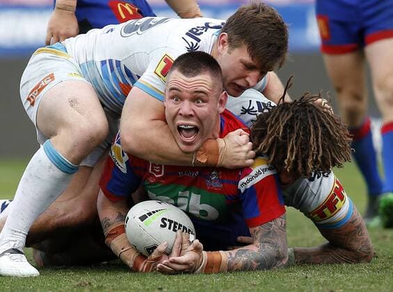 Bilder des Jahres 2019, Sport 08 August Sport Bilder des Tages NRL KNIGHTS TITANS, David Klemmer of the Knights is tackled by Jai Arrow and Kevin Proctor of the Titans during the Round 24 NRL match between the Newcastle Knights and the Gold Coast Titans at McDonald Jones Stadium in Newcastle, Saturday, August 31, 2019. ( NO ARCHIVING, EDITORIAL USE ONLY, NO USE IN BOOKS WITHOUT CONSENT NEWCASTLE NSW AUSTRALIA  Copyright: xDARRENxPATEMANx 20190831001415765517