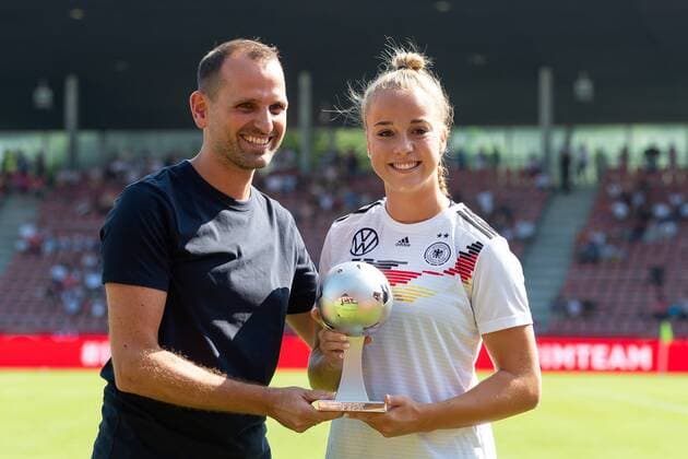 Kassel, Germany, 31 08 2019, Womens European Championship Qualification, Germany Montenegro, Giulia Gwinn GER receives FIFA Award, FIFA Young Player Award, Defodi 01001219808 Defodi-001 Foto als RAW NEF verfuegbar