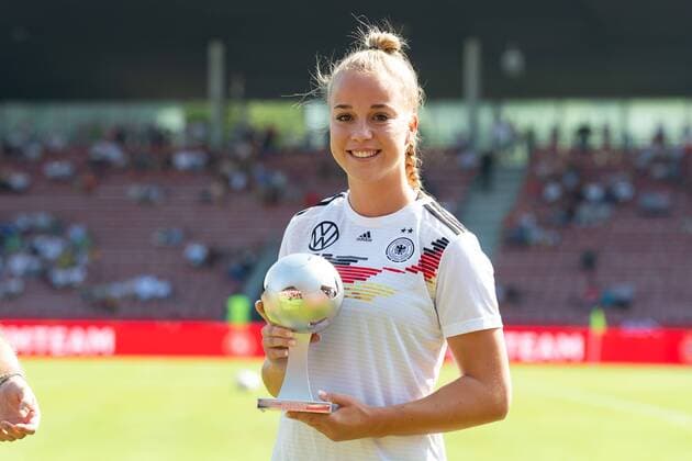 Kassel, Germany, 31 08 2019, Womens European Championship Qualification, Germany Montenegro, Giulia Gwinn GER receives FIFA Award, FIFA Young Player Award, Defodi 01001219809 Defodi-001 Foto als RAW NEF verfuegbar
